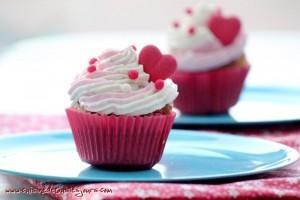 Cupcakes à la vanille, coeurs de fraise