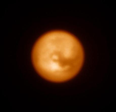 Lors des premiers tests de SPHERE, la plus grosse lune de Saturne, Titan a été observée ; l'image obtenue dans l'infrarouge laisse entrevoir sa surface, indicible dans le visible