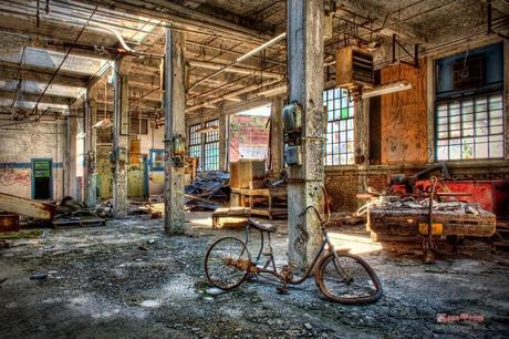photo de charles bodi representant un vieux velo dans une usine abandonnée