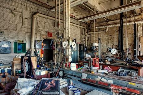 photo de charles bodi representant un atelier abandonné