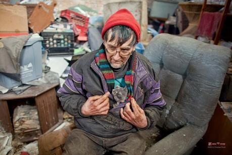 photo de charles bodi representant un vieil homme et un chat 