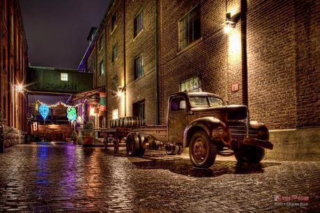 photo de charles bodi representant un vieux camion dans une rue pavé de nuit