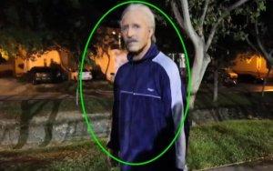 Quand un grand père donne une bonne leçon de football à des jeunes