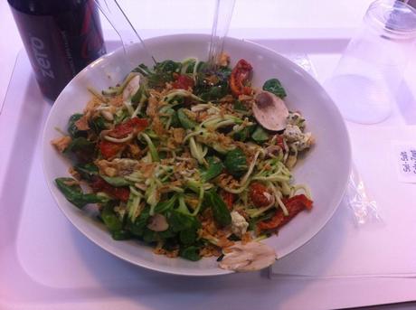 Salade du jour a déguster chez SALAD FACTORY :  Base de mâche, tomate séchée, fourme d'Ambert, courgette, champignon et oignons frits
