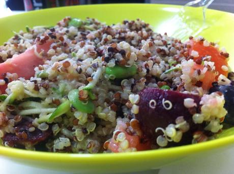 Salade du jour Base de quinoa, tomate, betterave, courgette, Olives noires. A assaisonner a votre convenance chez Salade Factory 54, rue de Miromesnil 75008 Paris 