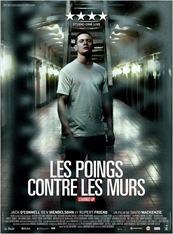 Les poings contre les murs