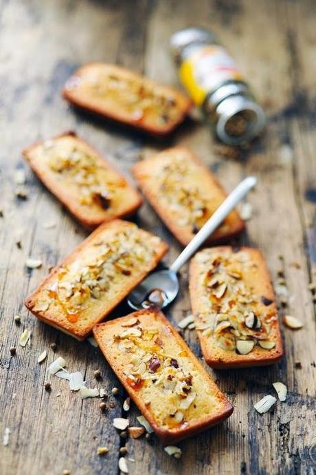 Anniversaire, Ducros Mc Cormick et p'tite recette. Financiers au thé et à la coriandre pour les écureuils ! Et en plus une chance de gagner une table d'exception pour deux  et plein d'autres choses!