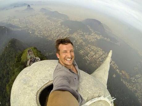 Un selfie sur le Christ de Rio