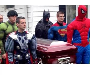 Des super héros aux funérailles d'un garçon de 5 ans