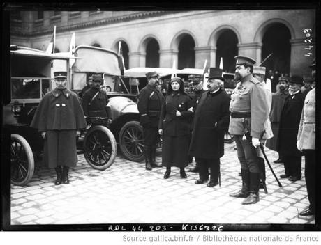 1. 14 mars 1915, Mr Millerand reçoit les ambulances, en présence d'un officier russe.
