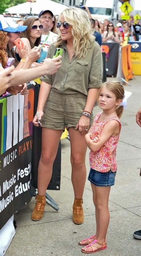 Jamie-Lynn Spears rencontre des fans lors d'un concert à Nashville - 08.06.2014