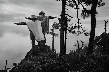 Sebastião Salgado Prière au dieu des Mixe, Oaxaca, Mexique, 1980  photographie par émulsion sensible : bromure d'argent et gélatine,1990.  23.7 x 36 cm 