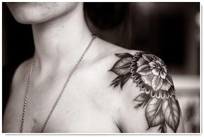 très beau tatouage de femme motif mandala de fleur sur l'épaule