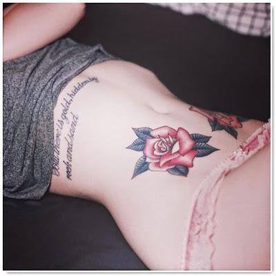 tatouage de femme sur le ventre, double fleur rose très grosse en couleur