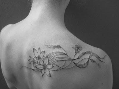 les plus beaux tatouages féminin de fleurs et végétaux sur l'épaule