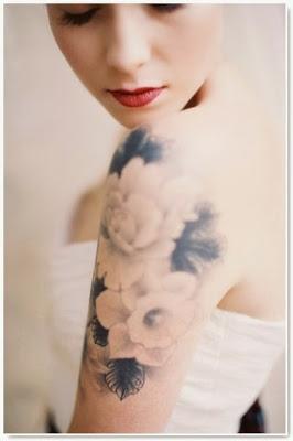 beau tatouage au motif grosse fleur sur l'épaule