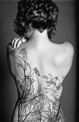 grand tatouage végétal fleur nature sur le dos d'une femme nue cheveux court brune