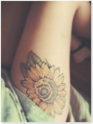 magnifique tatouage sur cuisse de femme fleur tournesol 