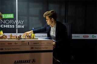 Échecs : Carlsen au pied du mur