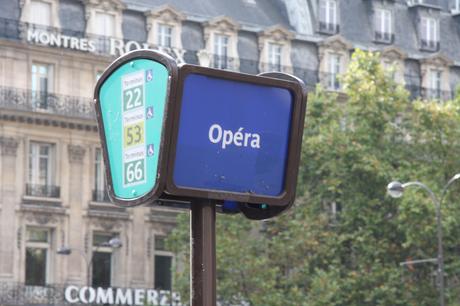 Bus_stop,_Place_de_lOp%C3%A9ra,_Paris_2009 dans !! La SEP au quotidien !!