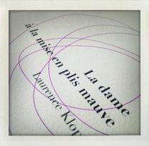 La dame à la mise en plis mauve