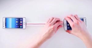 Un bracelet cordon électrique permet de faire don d'une dose d'énergie pour recharger le smartphone d'un ami dans le besoin.