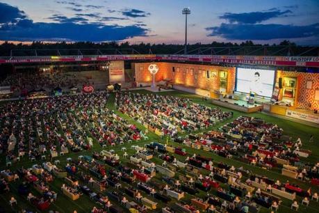 780 canapés dans un stade pour regarder les matchs de la Coupe du Monde
