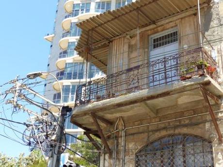 Quartier de Florentine, les constructions d'immeubles neufs gagnent sur la tôle ondulée, Tel Aviv, Israël