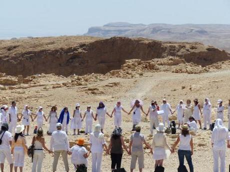 Sur les vestiges de la forteresse de Massada, dans le désert de Judée, Israël