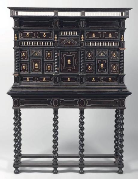 Cabinet en bois noirci du XVIème
