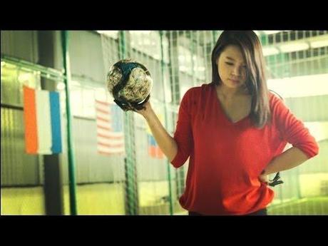 Peindre avec un ballon de foot: pari réussi pour l’artiste Red Hong Yi