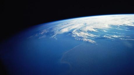 Des chercheurs américains ont découvert de l'eau sous forme de molécules, piégées dans de la roche terrestre, dans les profondeurs de la Terre. 