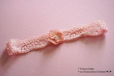 belle jarretière de mariage en dentelle de Calais rose saumon corail avec fleur en taffetas rose
