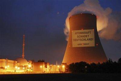 «L'énergie nucléaire nuit à l'Allemagne»: slogan projeté par Greenpeace sur la centrale nucléaire près de Landshut en Bavière.