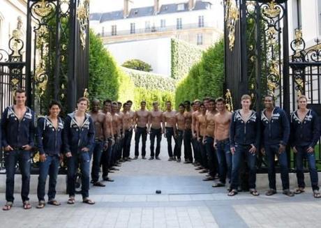 41258-mannequins_abercrombie_fitch