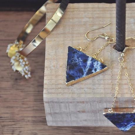 Celles la je crois que vous allez les aimer #loveit #gemstones #lapislazuli #jewelry #jewel #designer #jewellery #earring #bangle #gold #giselb #accessories #mode #fashion #news