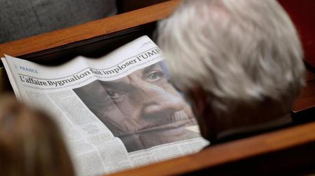 Un député lit un article du Monde consacré à l'affaire Bygmalion, le 27 mai 2014 à Paris [Pierre Andrieu / AFP/Archives]