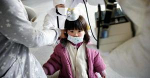 Les enfants de Fukushima sont en train de mourir.Plus de 48 pour cent des quelque 375 000 jeunes, soit près de 200 000 enfants-testés par l'université médicale de Fukushima près des réacteurs fumants souffrent désormais d'anomalies thyroïdiennes pré-cancéreuses, principalement des nodules et des kystes