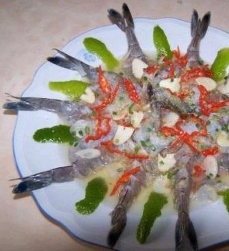 Crevettes crues au jus de citron et piment (Khung che nam pla)