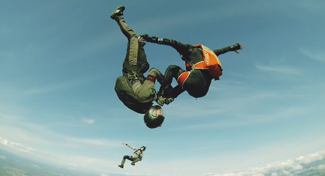 Full Contact Skydiving: De la baston dans les airs!