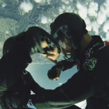 Full Contact Skydiving: De la baston dans les airs!
