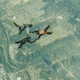 Full Contact Skydiving: De la baston dans les airs!