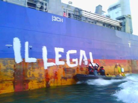 La Rochelle Greenpeace bloque un cargo;  bois illégal venant de République démocratique du Congo