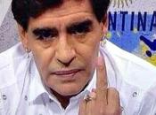 Maradona lève doigt