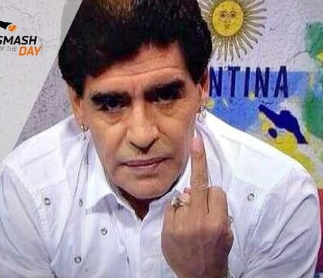 Maradona lève le doigt