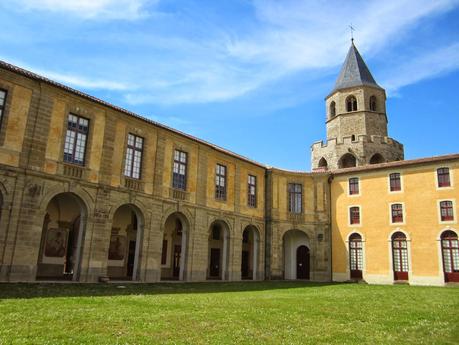 Sur les murs de l'abbaye-école de Sorèze
