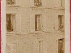 1896, fenêtre de gauche : Jean-Baptiste Denoncin (1825-1908) avec Marthe et Maurice ses petits-enfants - fenêtre de droite : Albert Denoncin (1852-1924 et Claire Damville (1854-1915) - photographie de droite : la maison du 8 rue Paulin-Paris