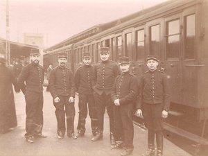 1911 : à gauche, rue Paulin-Paris, Robert Denoncin, Claire et Marthe Denoncin et la 20 HP Renault - 29 décembre 1911 sur la photo de droite, le premier à gauche : Maurice Denoncin
