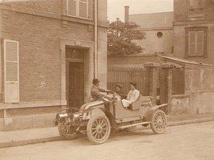 1911 : à gauche, rue Paulin-Paris, Robert Denoncin, Claire et Marthe Denoncin et la 20 HP Renault - 29 décembre 1911 sur la photo de droite, le premier à gauche : Maurice Denoncin