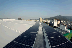 Le mythique stade de la Maracana à Rio de Janeiro est aussi une usine de production d'électricité photovoltaïque installée par EDF. 